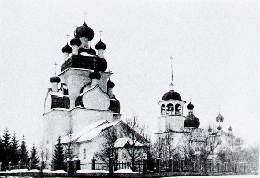 Чекуево. Церковь Спаса Преображения. архивная фотография, Храмовый ансамбль в с. Чекуево (Мардинское), бывшем центре Чекуевского прихода и обширной Мардинской волости Онежского уезда: это девятиглавый Преображенский храм (1687 г.), колокольня (1740 г.), одноглавая Успенская церковь (1675г.) и «новая» Сретенская церковь (1893 г.