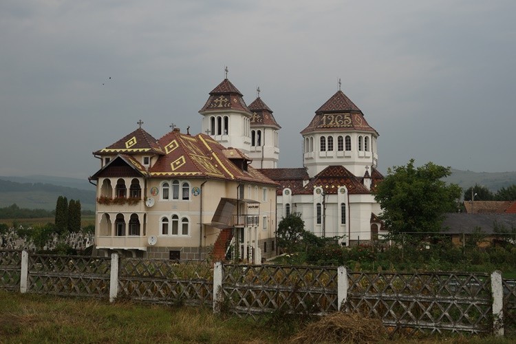 Албешть. Церковь Михаила и Гавриила Архангелов. общий вид в ландшафте