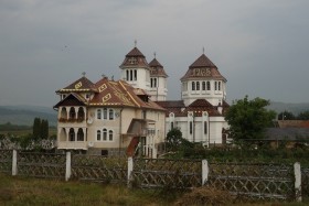 Албешть. Церковь Михаила и Гавриила Архангелов