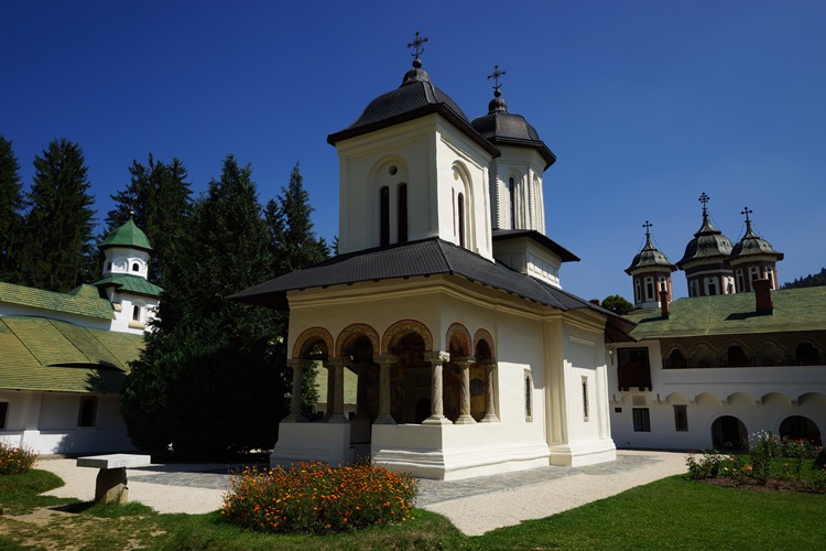 Синая. Монастырь Синая. Церковь Успения Пресвятой Богородицы. фасады