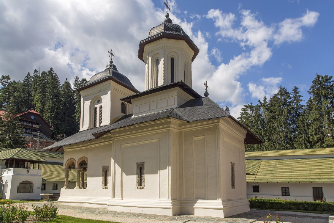 Синая. Монастырь Синая. Церковь Успения Пресвятой Богородицы. фасады