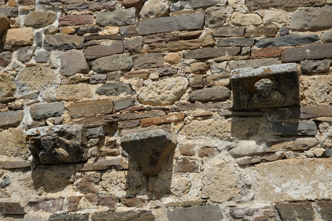 Хайрахе. Церковь Тхаба-Ерды. архитектурные детали, Барельефные изображения
