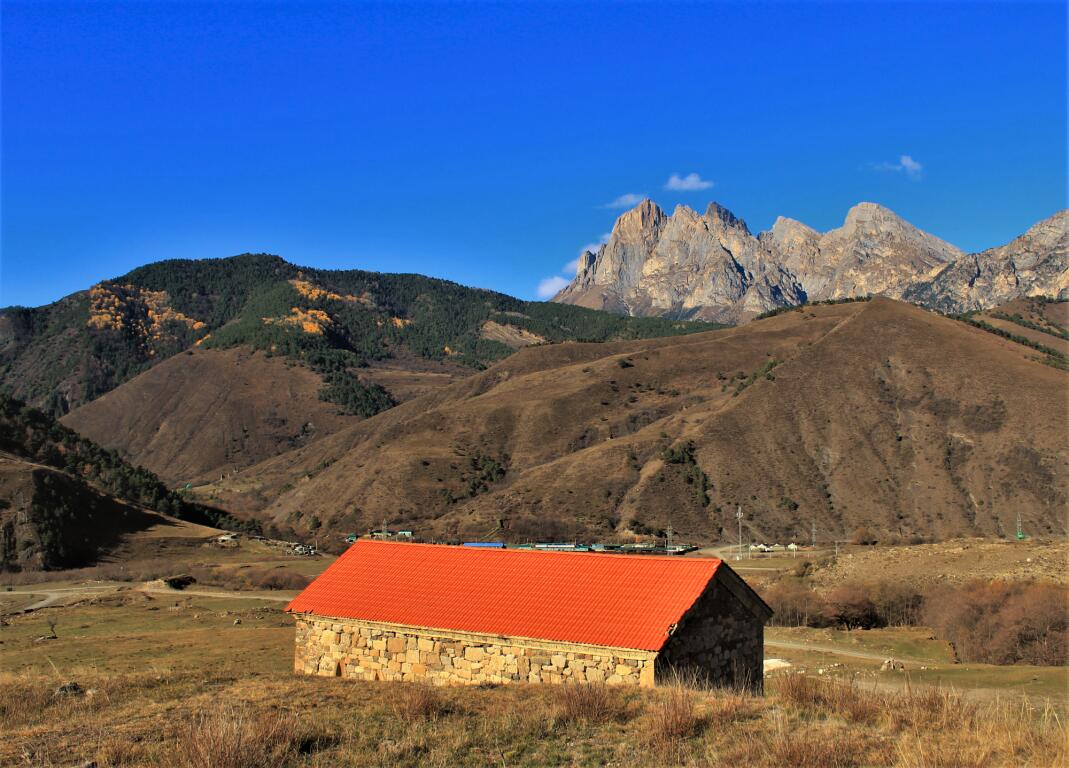 Хайрахе. Церковь Тхаба-Ерды. общий вид в ландшафте, Тхаба-Ерды на фоне хребта Цей-Лоам