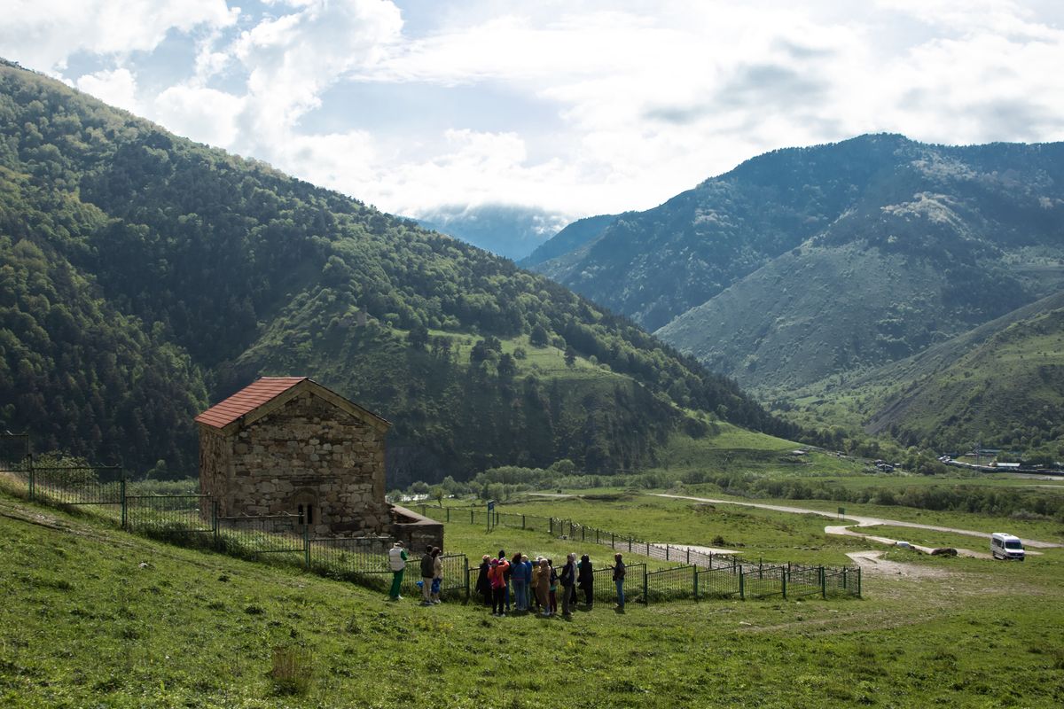 Церковь Тхаба-Ерды, Хайрахе (Джейрахский район, Республика Ингушетия). общий вид в ландшафте
