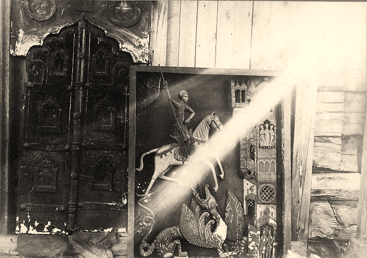 Врата из придела Алексея человека Божия и резная икона "Чудо Георгия о змие" начала XVII в.  Фото Н.А. Шабунина, 1904 г. В том же году икона вывезена в Архангельское Древлехранилище. МАЭ № 974/36, архивная фотография. Собор Рождества Пресвятой Богородицы, Мезень (Мезенский район, Архангельская область)