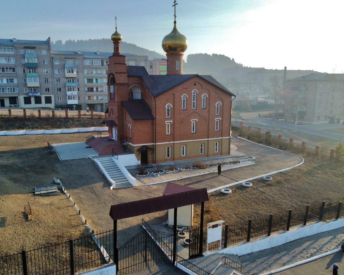 Петровск-Забайкальский. Церковь Покрова Пресвятой Богородицы. общий вид в ландшафте, Вид с ворот территории