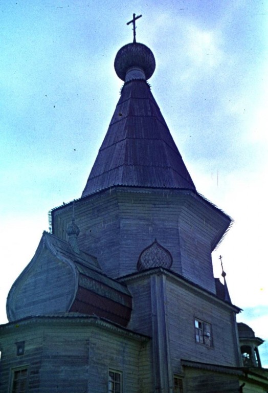 Макарьино (Кожа, Кожский погост). Церковь Климента, папы Римского. архивная фотография, Вид на Климентовскую церковь с северо-востока, фотография В.В. Сокирко с сайта www.onegaonline.ru