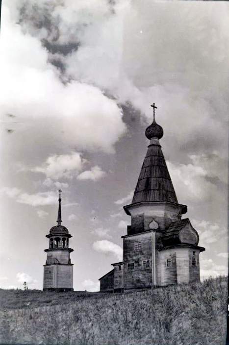 Церковь Воздвижения Креста Господня, Макарьино (Кожа, Кожский погост) (Онежский район, Архангельская область). архивная фотография, Общий вид с юго-востока. Фото Чиняков А.Г. 1950 г. из коллекции ГНИМА. (ГК №38659730)