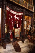 Церковь Маманта Кесарийского, Саркофаг с мощами Святого Мамаса, над ним - икона<br>, Гюзельюрт, Никосия, Кипр