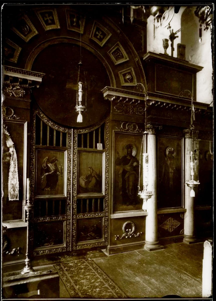 Интерьер. Часть иконостаса. Фото конца XIX - начала XX вв.из фондов Музея при Российской академии художеств. (ГК № 41113584)), архивная фотография. Церковь Николая Чудотворца, Ольгин Крест, урочище (Сланцевский район, Ленинградская область)