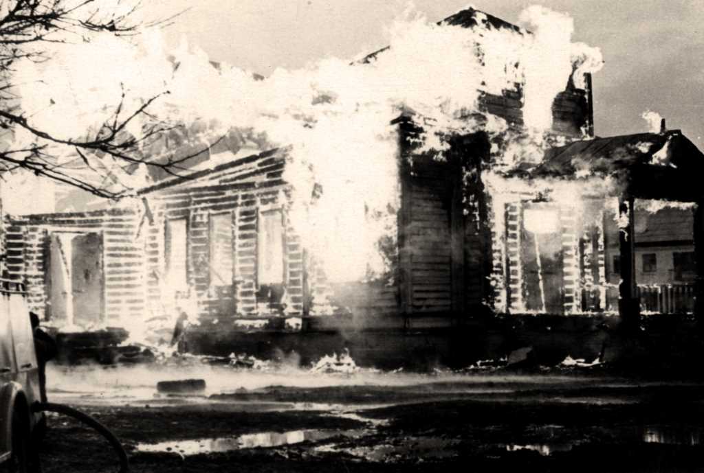 Тимашёвск. Церковь Вознесения Господня (старая). архивная фотография, пожар в храме