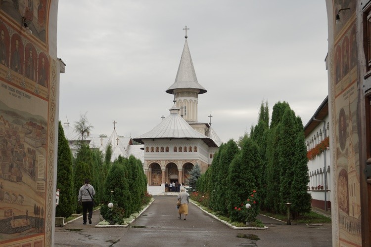 Монастырь Воздвижения Креста Господня. Церковь Успения Пресвятой Богородицы, Орадя (Бихор, Румыния). общий вид в ландшафте