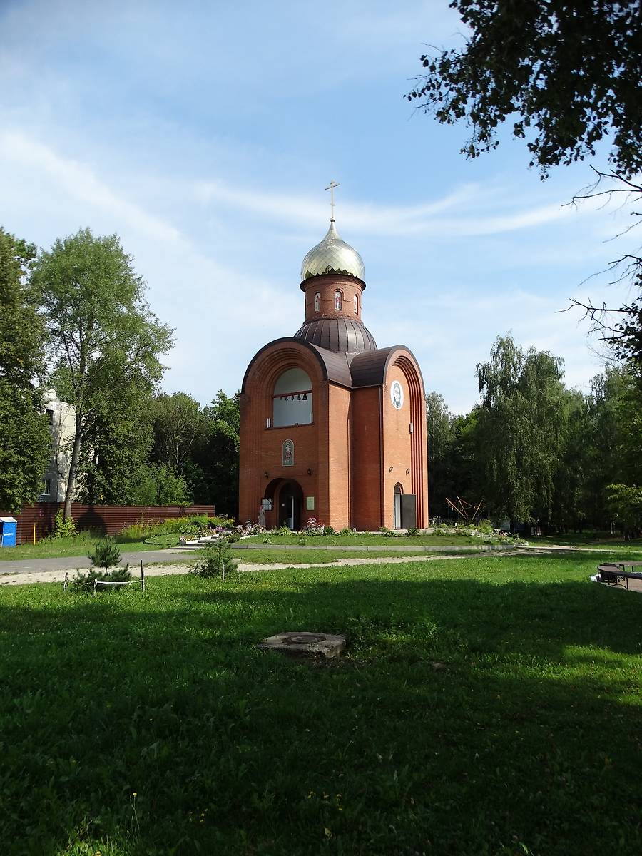 общий вид в ландшафте. Церковь Иоанна Воина у Кургана Бессмертия, Брянск (Брянск, город, Брянская область)