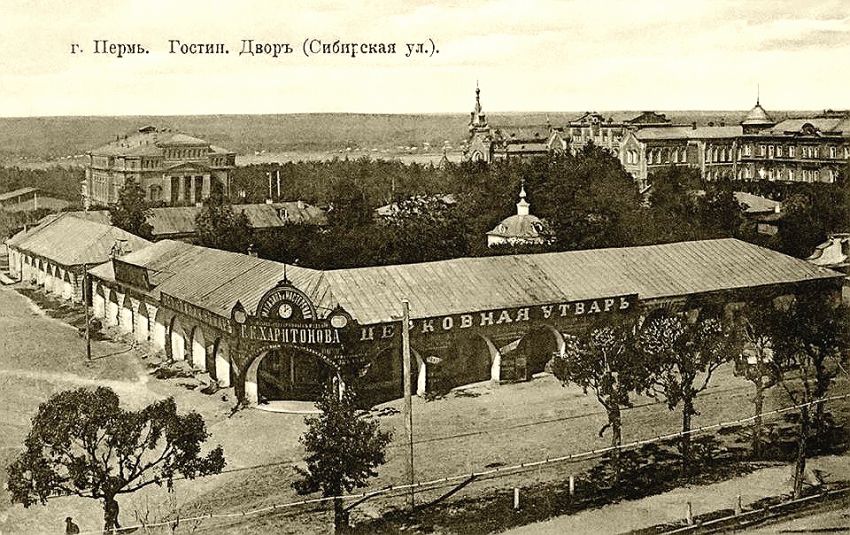 Часовня Николая Чудотворца в память войны 1812 года, Пермь (Пермь, город, Пермский край). архивная фотография, Сайт «Пермский стиль». За часовней видна церковь Николая Чудотворца и Александры Римской при Мариинской женской гимназии.