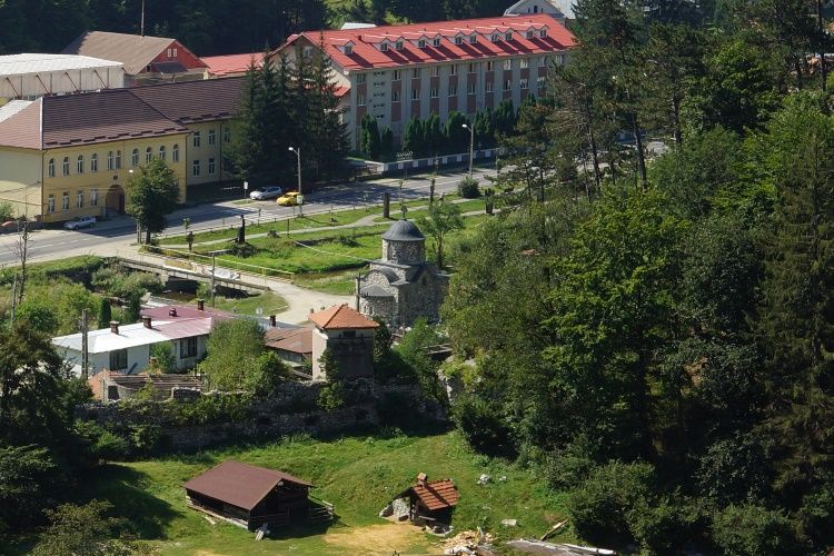 Церковь Покрова Пресвятой Богородицы(?), Бран (Брашов, Румыния). общий вид в ландшафте