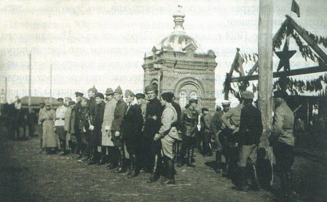 Часовня Александра Невского, Тюмень (Тюмень, город, Тюменская область). архивная фотография, Военный парад на Базарной площади в 1922 году. На заднем фоне - часовня