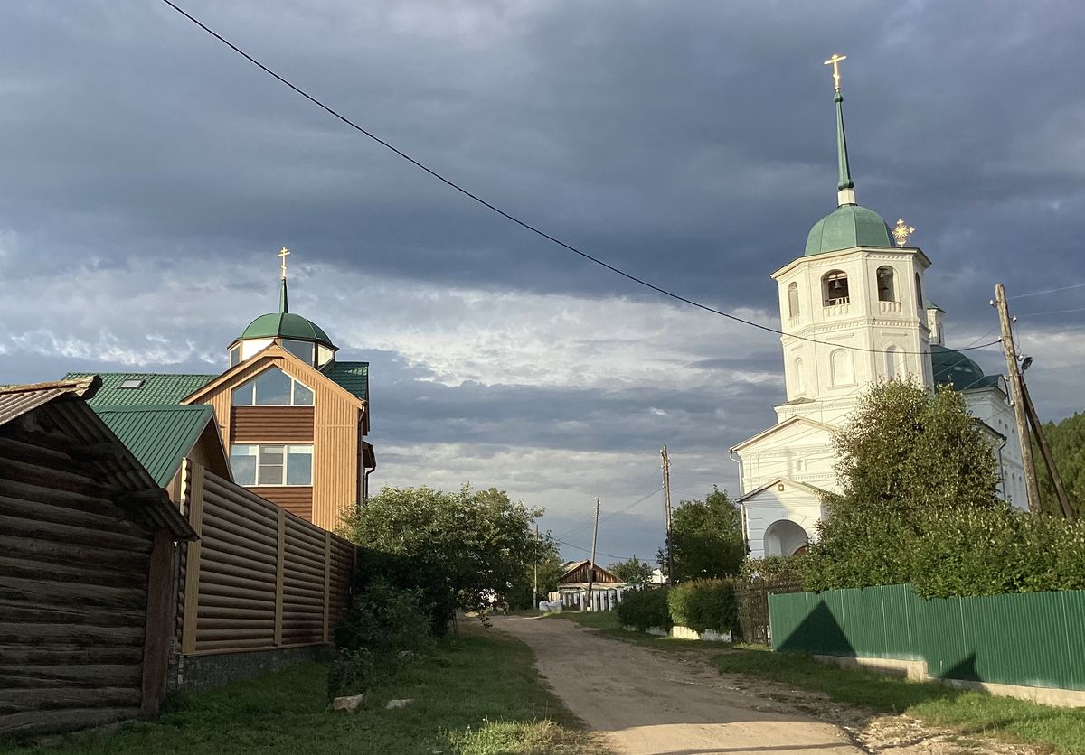 Слева — монастырская постройка. Вид с юго-запада, фасады. Сретенский женский монастырь, Батурино (Прибайкальский район, Республика Бурятия)