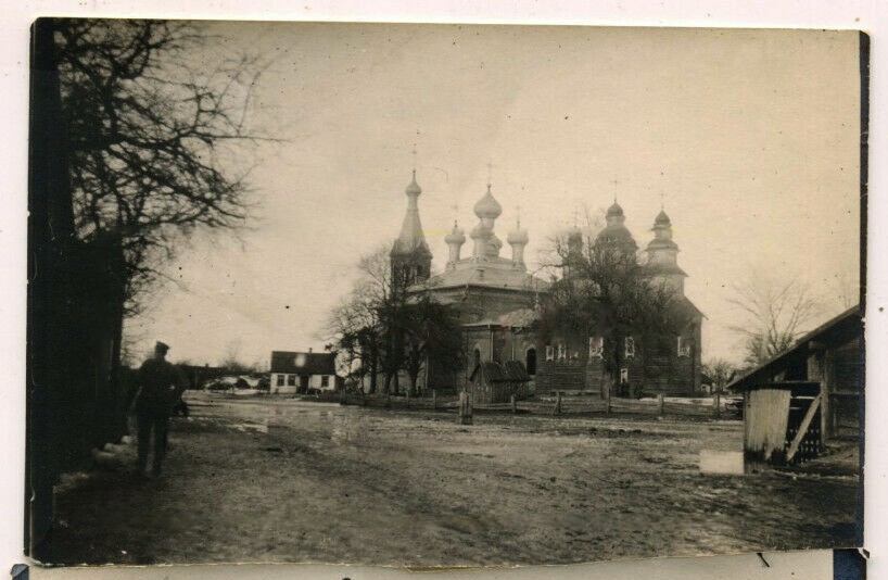 Кафедральный собор Воздвижения Креста Господня, Лунинец (Лунинецкий район, Беларусь, Брестская область). архивная фотография, Деревянный храм на переднем плане. Фото 1916 г. с аукциона e-bay.de