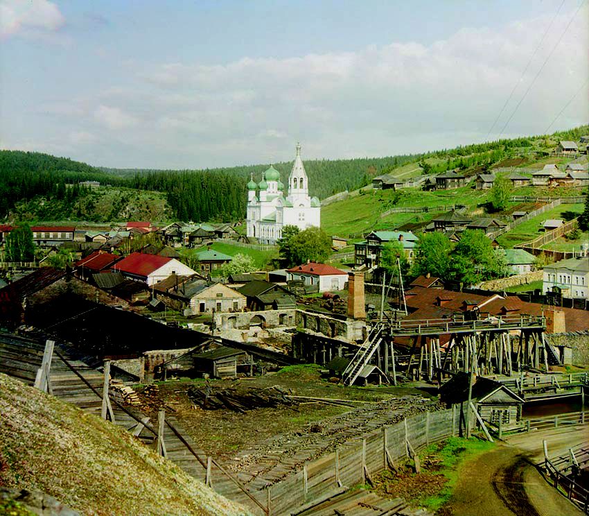 Кын, село. Церковь Троицы Живоначальной. архивная фотография, Кыновской завод графа С.А.Строганова (прекращена работа). Фотография С.М.Прокудина-Горского, 1912. Оригинал: http://cdn.loc.gov/service/pnp/prokc/20700/20720v.jpg. Восстановленное изображение: http://ps-spb2008.narod.ru/ur_chus5.htm