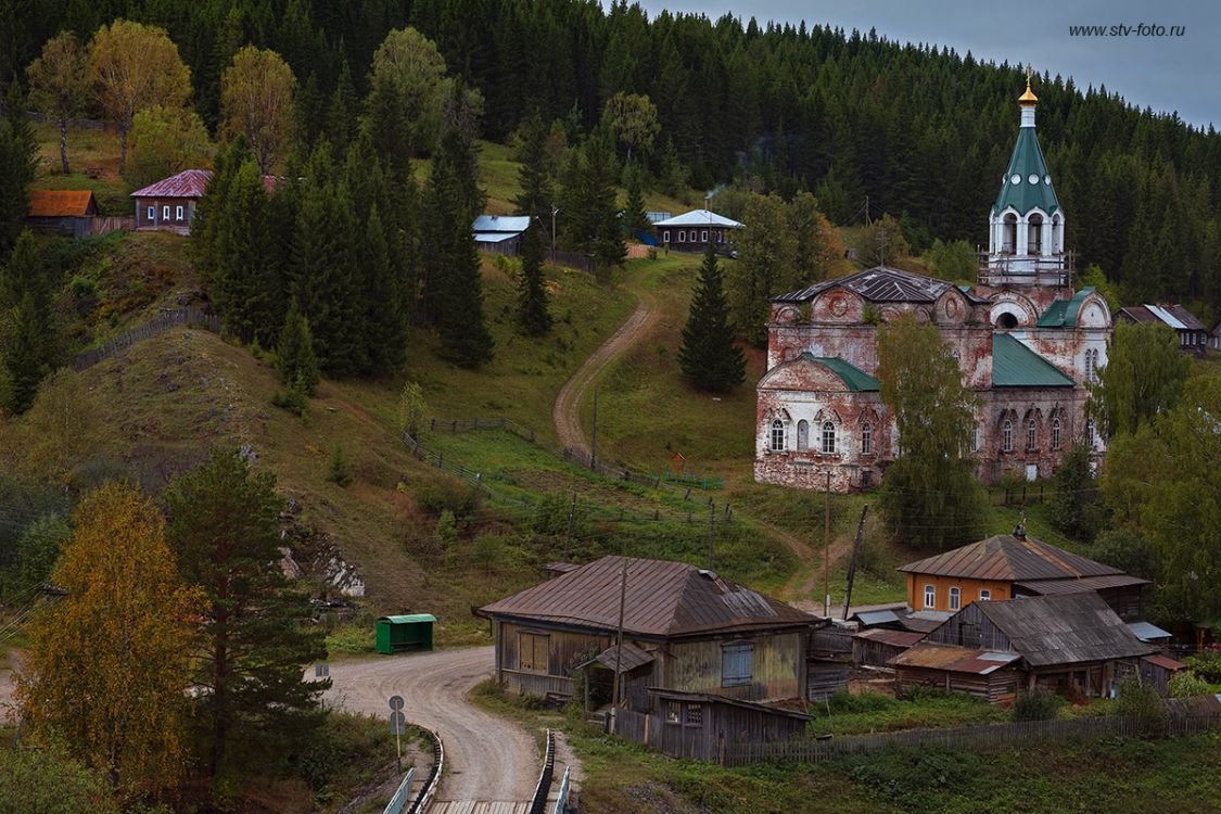 Кын, село. Церковь Троицы Живоначальной. общий вид в ландшафте