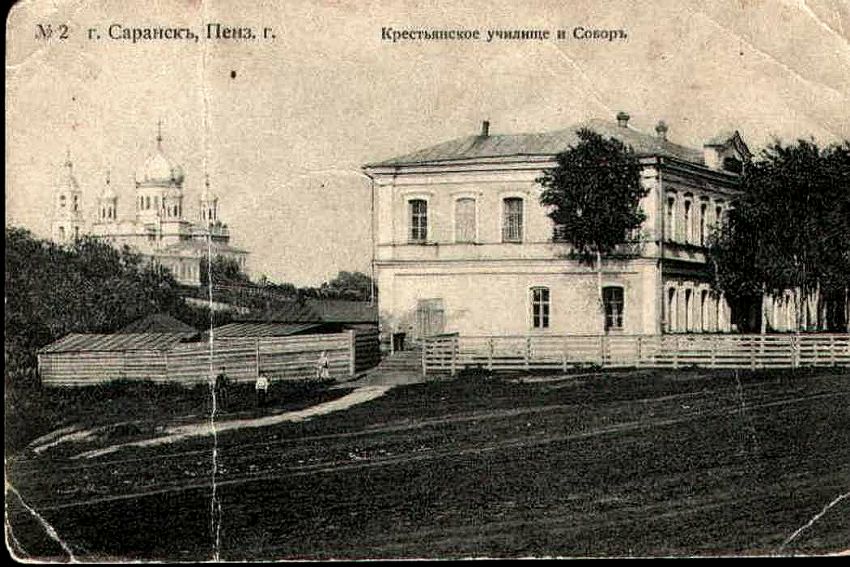 Собор Спаса Всемилостивого, Саранск (Саранск, город, Республика Мордовия). архивная фотография, Крестьянское училище и Спасский соборъ. 1910 год с сайта https://pastvu.com/p/173734