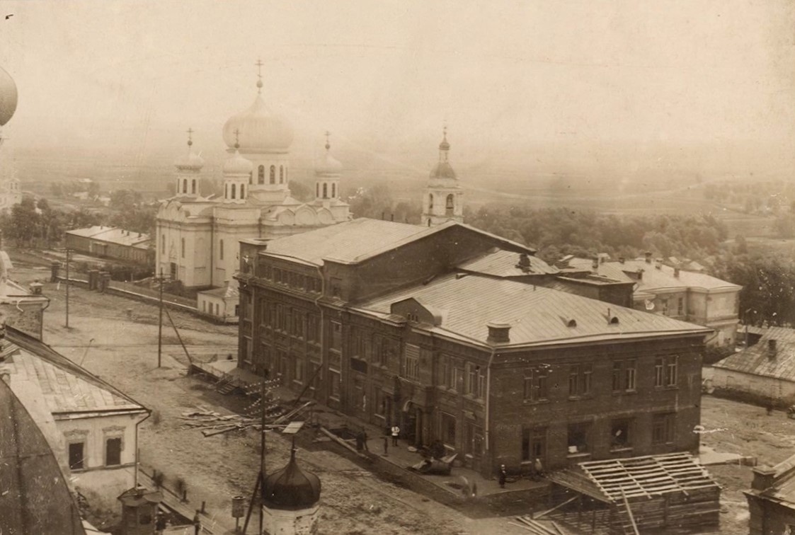 Фотография с видом Спасского собора и Духовной семинарии. Приблизительная датировка: 1900-1917 гг. С сайта: pastvu.com, архивная фотография. Собор Спаса Нерукотворного Образа, Саранск (Саранск, город, Республика Мордовия)