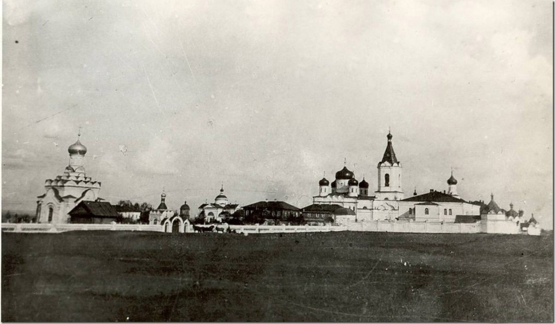 Успенский женский монастырь, Краснослободск (Краснослободский район, Республика Мордовия). архивная фотография, 1905 -1917 год. Слева: Петропавловская церковь, кладбищенская, Успенская, Вознесенский Собор и домовая церковь во имя Александра Невского. с сайта http://mamlas.dreamwidth.org/3143207.html?thread=5146151
