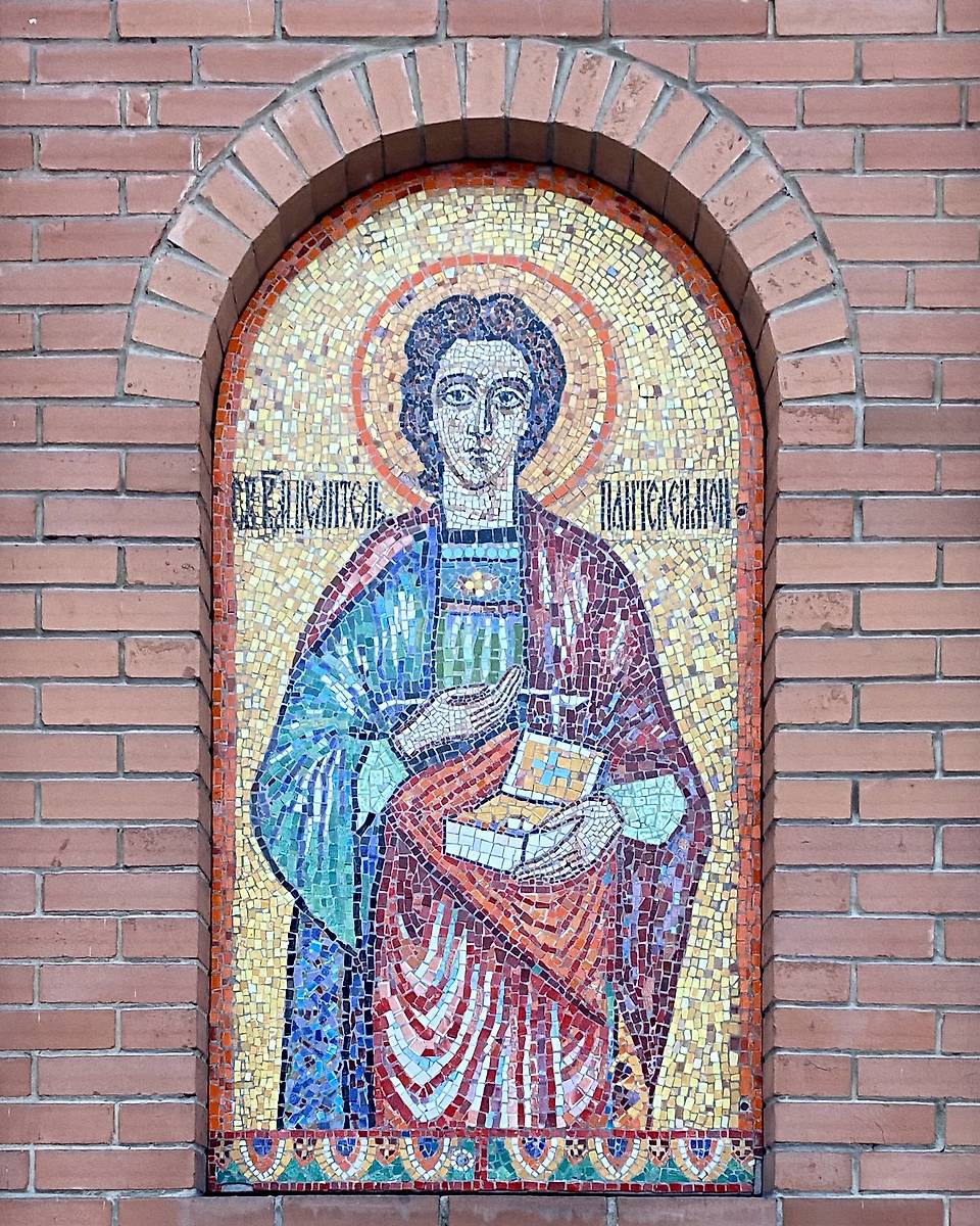 Мозаичное панно на апсиде, дополнительная информация. Пантелеимоновский мужской монастырь. Церковь Пантелеимона Целителя, Безруково (Новокузнецкий район и г. Новокузнецк, Кемеровская область)
