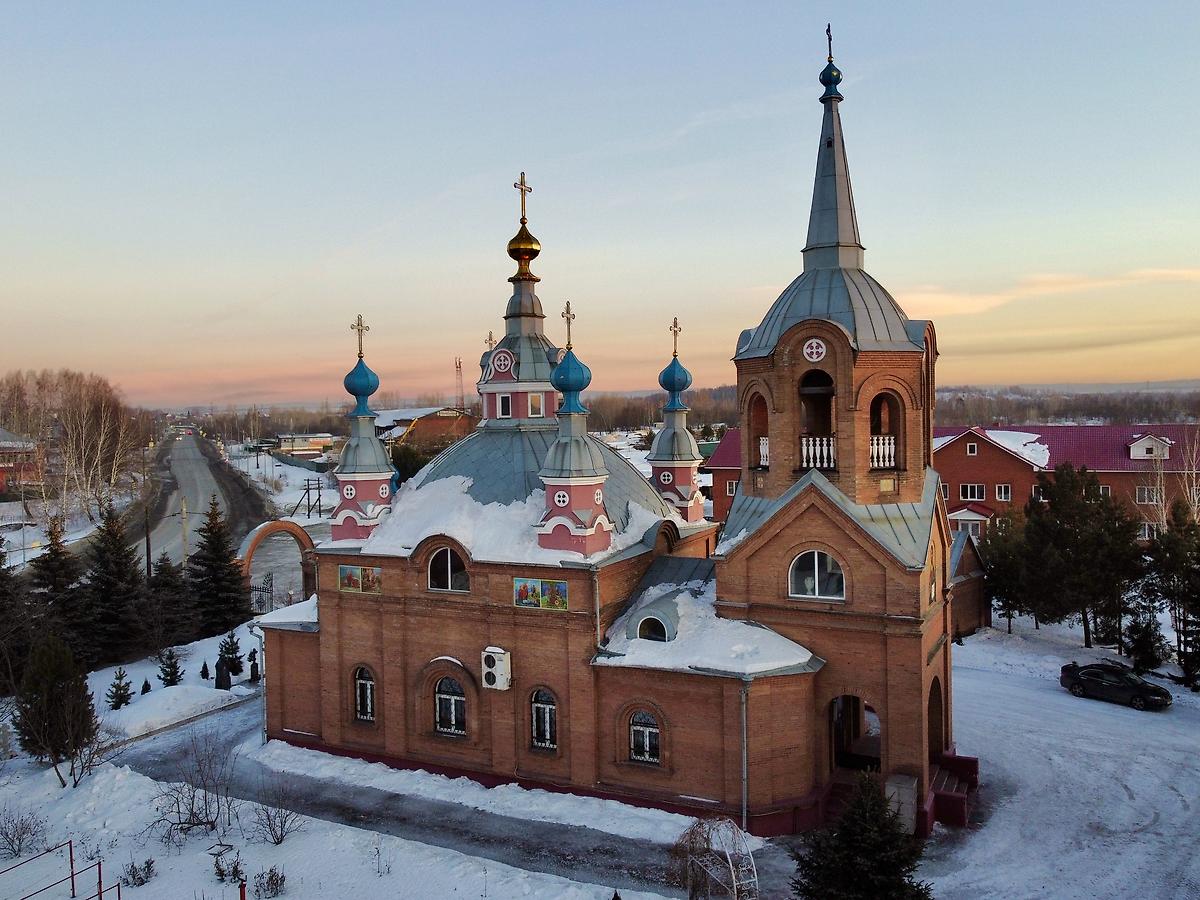 Вид с СЗ, фасады. Пантелеимоновский мужской монастырь. Церковь Пантелеимона Целителя, Безруково (Новокузнецкий район и г. Новокузнецк, Кемеровская область)