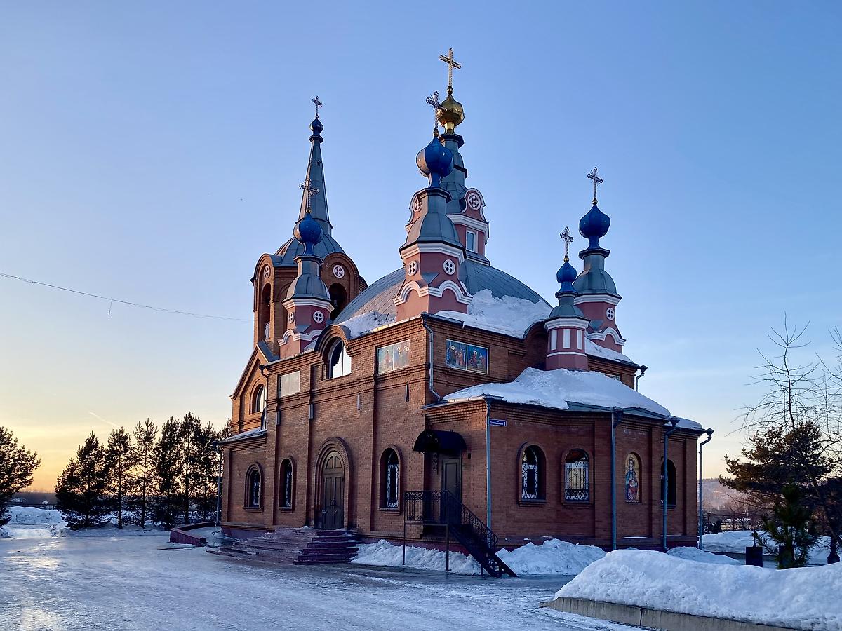 Вид от входа в монастырь , фасады. Пантелеимоновский мужской монастырь. Церковь Пантелеимона Целителя, Безруково (Новокузнецкий район и г. Новокузнецк, Кемеровская область)