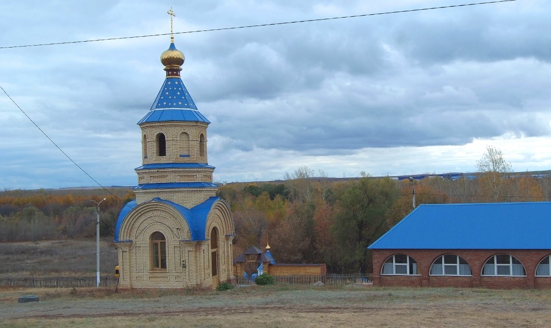 Николаевский мужской монастырь. Водосвятная часовня Табынской иконы Божией Матери, Покровка (Новосергиевский район, Оренбургская область). фасады, Водосвятная часовня Табынской иконы Божией Матери и трапезный корпус в Николаевской обители.