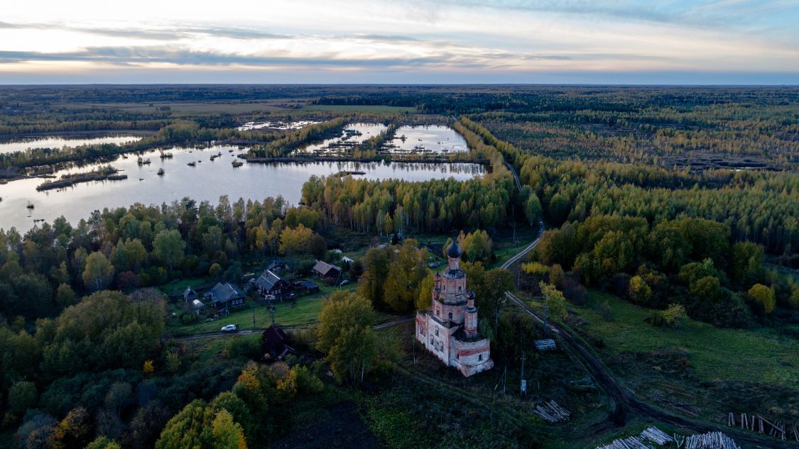 Писчугово. Церковь Спаса Преображения. общий вид в ландшафте