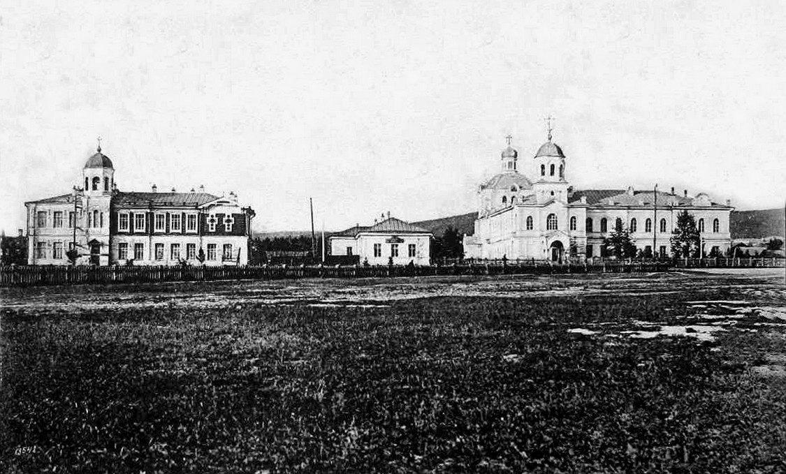 Церковь Андрея Первозванного при Архиерейском доме, крестовая, Чита (Чита, город, Забайкальский край). архивная фотография, Миссионерское училище с домовой Спасо-Преображенской церковью (действует) и Андреевский Крестовый храм фото 1908—1917 год с сайта https://pastvu.com/p/367494