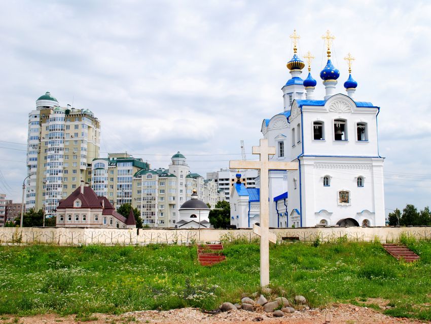 Успенский мужской монастырь. Собор Троицы Живоначальной, Орёл (Орёл, город, Орловская область). дополнительная информация, Поклонный крест на руинах Троицкого собора. На заднем плане Успенский храм.