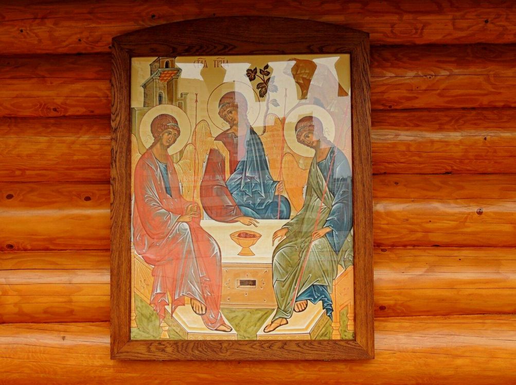 Церковь Нины равноапостольной, Черёмушки (Юго-Западный административный округ (ЮЗАО), г. Москва). архитектурные детали, Икона Троица Ветхозаветная на апсиде церкви Нины равноапостольной в Черемушках