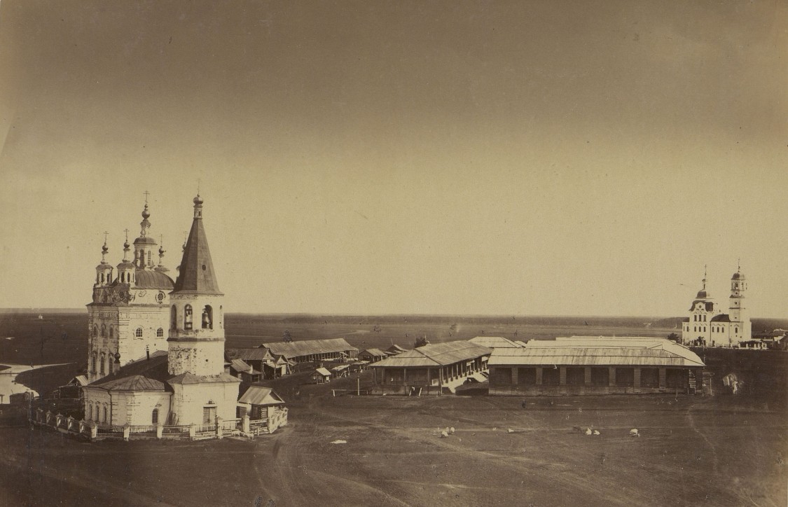 Церковь Успения Пресвятой Богородицы, Тара (Тарский район, Омская область). архивная фотография, Успенская и Пятницкая церкви на Гостиннодворской (Базарной) площади города Тары, 1886-1888 г.г. Справа - церковь Параскевы Пятницы. Одна из четырёх самых старых выявленных фотографий города Тары. Автор: Ф.С. Лахмайер. Скан оригинала из Научного архива Русского географического общества