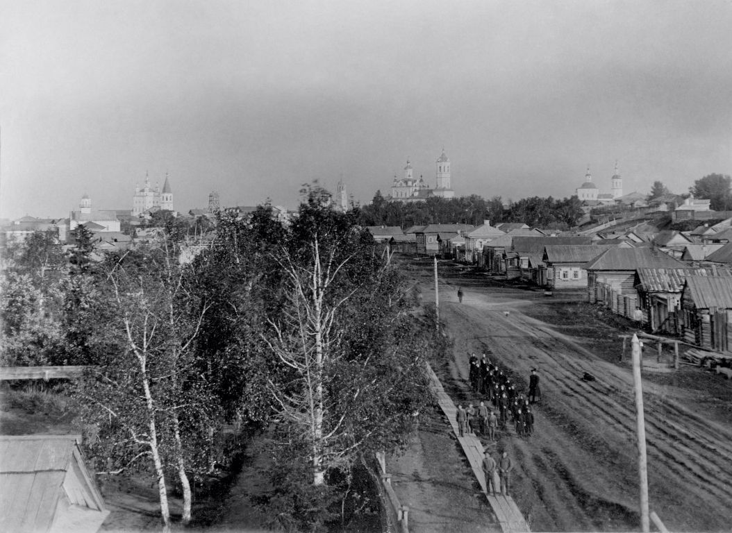 Церковь Успения Пресвятой Богородицы, Тара (Тарский район, Омская область). архивная фотография, «Вид одной из подгорных улиц и общий вид нагорья», 1908 г. Слева направо: мечеть, Успенская церковь, Пятницкая церковь, Никольский собор, Спасская церковь. Фото П.П. Сухих. Скан оригинала фото для известной открытки из серии «Виды Тары» начала ХХ века. Из фондов Государственного автономного учреждения культуры Тюменской области «Тобольский историко-архитектурный музей-заповедник»