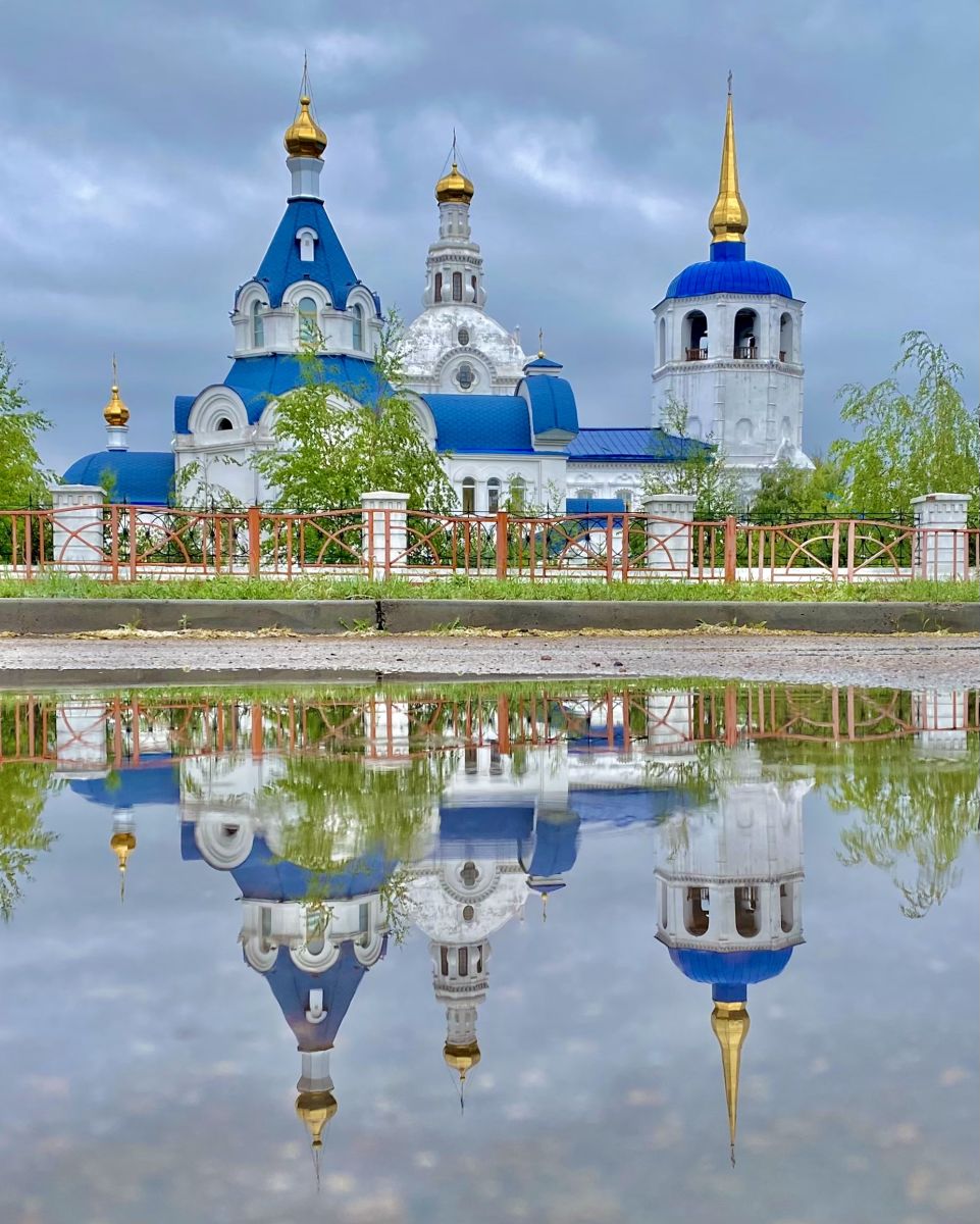 Церковь Спаса Нерукотворного Образа (новая), Улан-Удэ (Улан-Удэ, город, Республика Бурятия). художественные фотографии, На фоне Одигитриевского собора