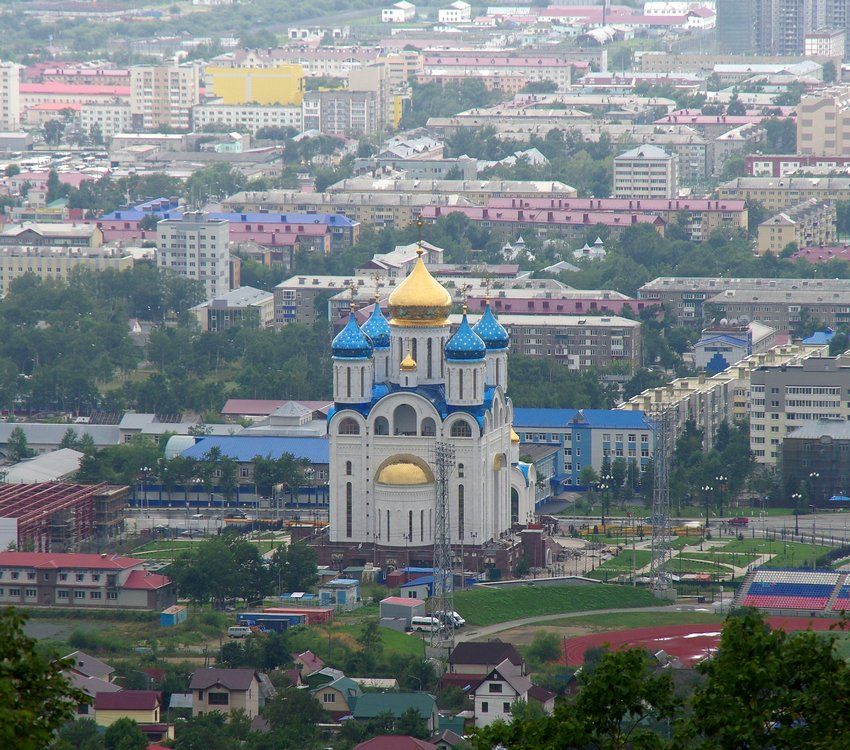 Кафедральный собор Рождества Христова, Южно-Сахалинск (Южно-Сахалинск, город, Сахалинская область). общий вид в ландшафте, вид со средней станции канатной дороги