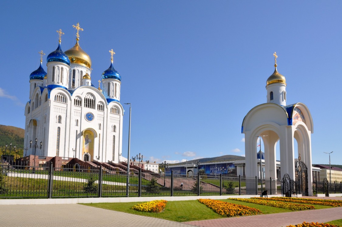 Южно-Сахалинск. Кафедральный собор Рождества Христова. общий вид в ландшафте