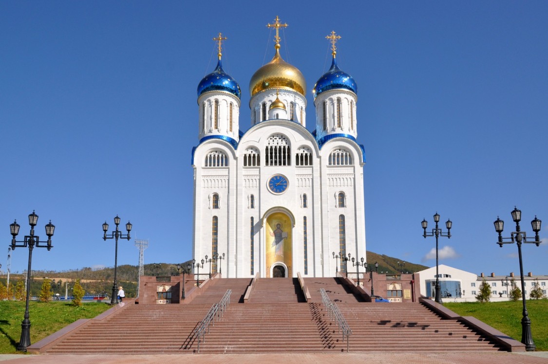 Южно-Сахалинск. Кафедральный собор Рождества Христова. общий вид в ландшафте
