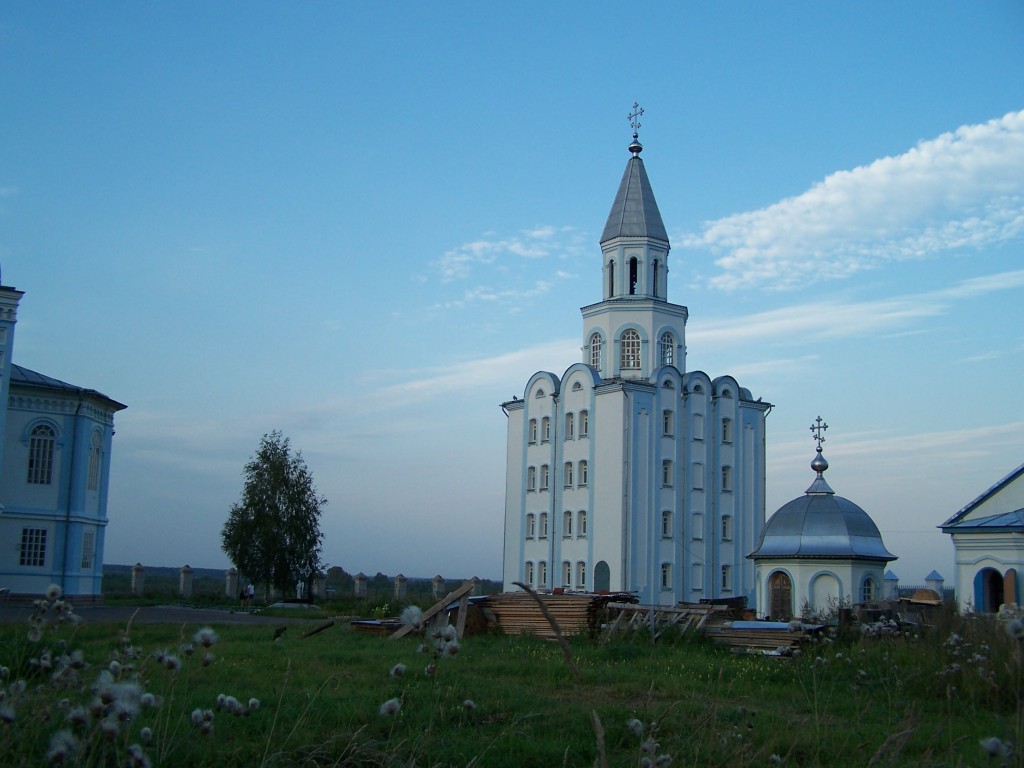 Коряжма. Коряжемский Николаевский монастырь. Колокольня. общий вид в ландшафте