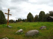 Часовня Преображения Господня, Место часовни. Камни - основания углов, крест с элементами бывшего иконостаса<br>, Лойма, Прилузский район, Республика Коми