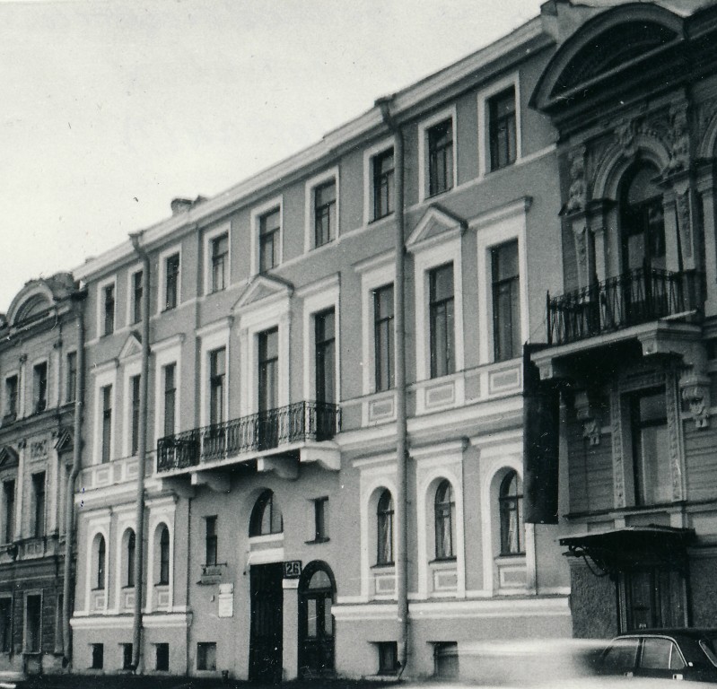 Домовая церковь Благовещения Пресвятой Богородицы в доме графини С.С. Игнатьевой, Центральный район (Санкт-Петербург, г. Санкт-Петербург). фасады, Фасад дома по набережной Кутузова.