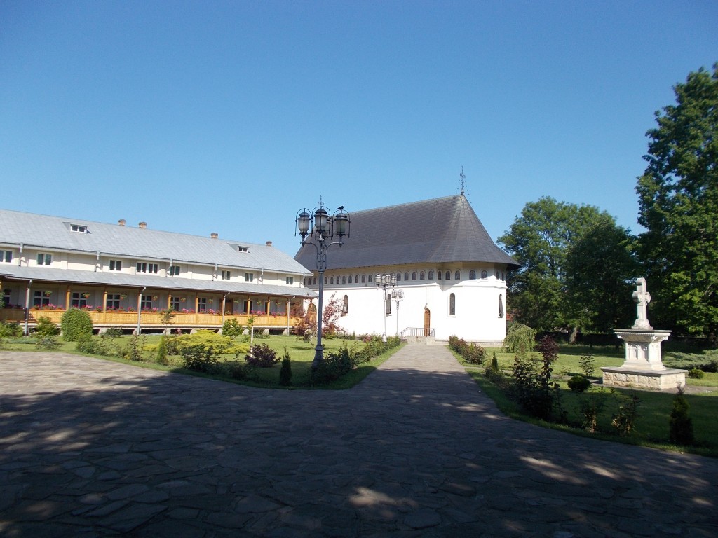 Рэдэуци. Рэдэуцкий Николаевский монастырь. общий вид в ландшафте