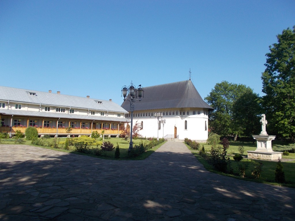Рэдэуцкий Николаевский монастырь, Рэдэуци (Сучава, Румыния). общий вид в ландшафте