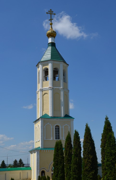 Иоанно-Богословский Макаровский мужской монастырь. Колокольня, Макаровка (Саранск, город, Республика Мордовия). фасады, Монастырская надвратная колокольня. Вид от собора Иоанна Богослова