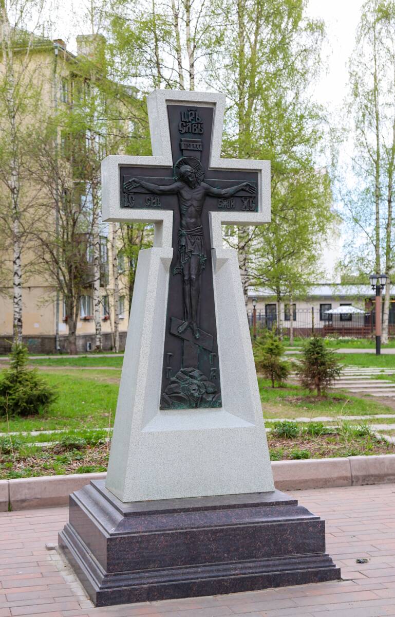 Михайло-Архангельский монастырь. Собор Михаила Архангела, Архангельск (Архангельск, город, Архангельская область). дополнительная информация, Поклонный крест на месте собора