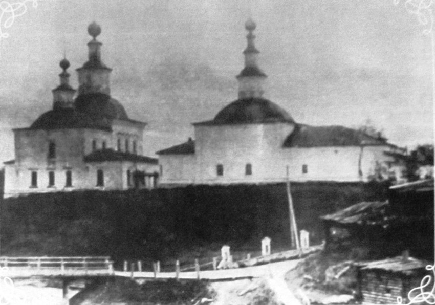 Михаило-Архангельский мужской монастырь. Церковь Благовещения Пресвятой Богородицы, Усть-Вымь (Усть-Вымский район, Республика Коми). архивная фотография, Слева от Стефановской церкви - Благовещенская церковь (1734-46). Утрачена в 30-80-х гг. XX в. Фотография из фондов Усть-Вымского филиала МУ 