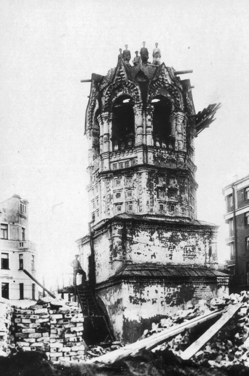 Церковь Троицы Живоначальной в Зубове, Хамовники (Центральный административный округ (ЦАО), г. Москва). архивная фотография, Церковь в процессе разборки